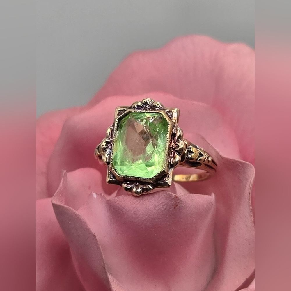 10k Gold Green Gemstone Ring Size 5.5